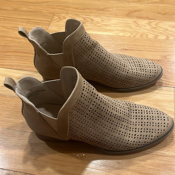 Restricted women’s tan suede heel ankle boots size 9 . - Picture 4 of 11